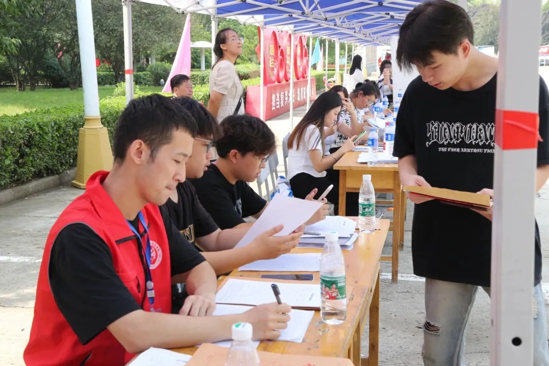 華翔學(xué)院新生報到，迎新啦！